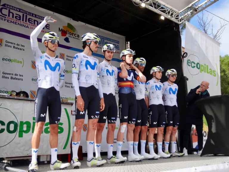 Cian Uijtdebroeks avec le maillot Movistar Team avant le Tour de France 2026