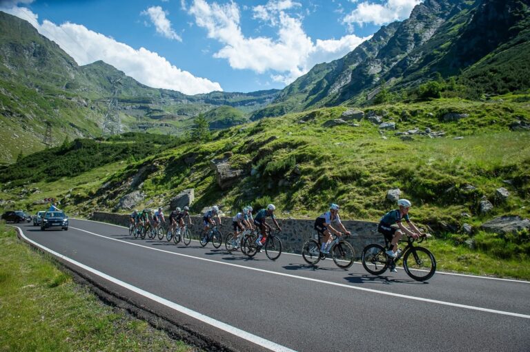 Coureurs au départ du Sibiu Cycling Tour en Roumanie