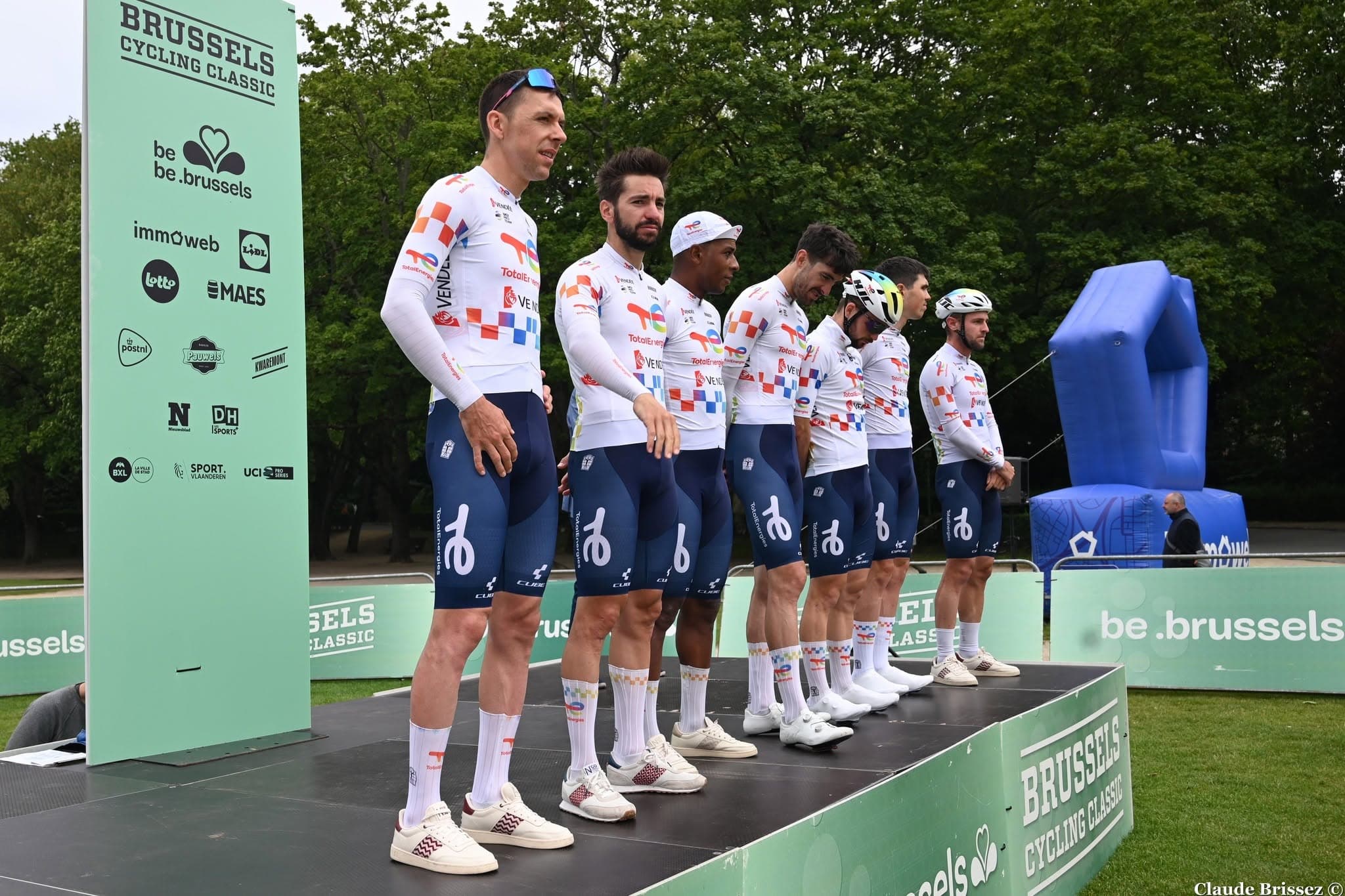 Jordan Jegat avec le maillot Team TotalEnergies avant le Tour de France