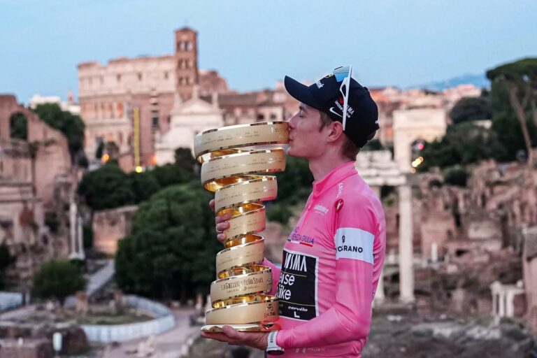 Jonas Vingegaard ému après sa victoire sur le Giro d’Italia 2026