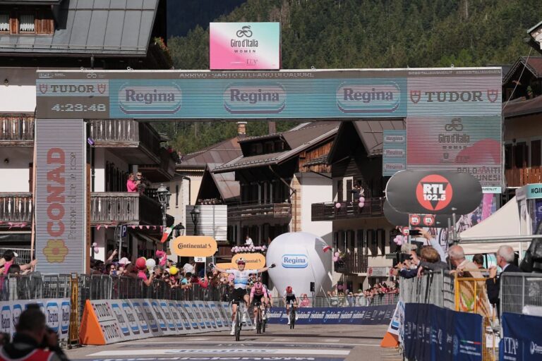 Demi Vollering réagit après sa victoire sur le Giro d’Italia Women