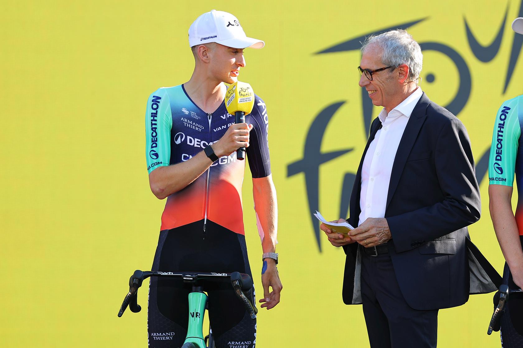 Paul Seixas avec la Decathlon CMA CGM Team avant son premier Tour de France