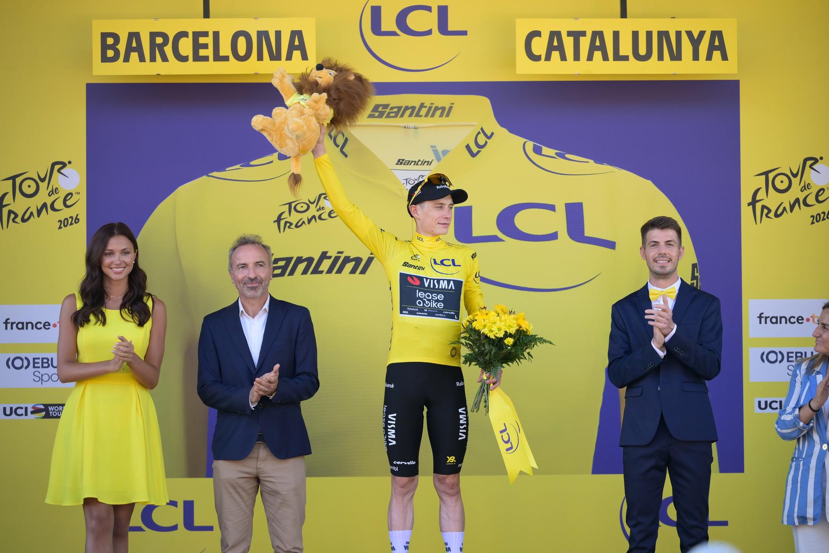 Le peloton du Tour de France sur un parcours urbain vallonné à Barcelone