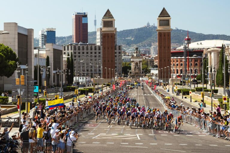 Le peloton du Tour de France sur une route exposée lors d’une étape entre l’Espagne et la France
