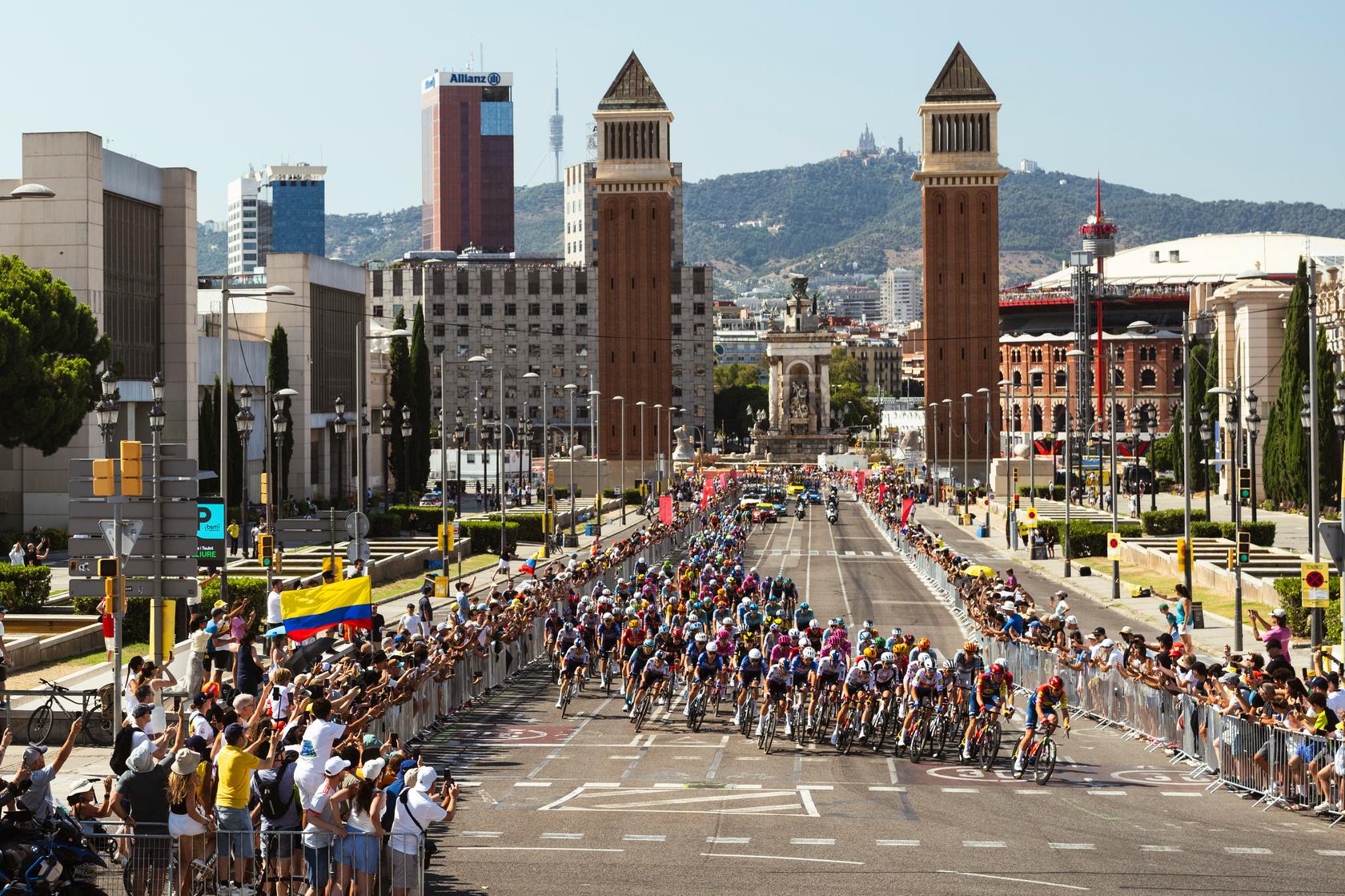Le peloton du Tour de France sur une route exposée lors d’une étape entre l’Espagne et la France