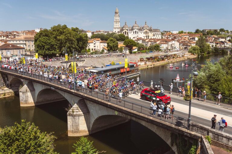 Peloton lors de la 9e étape du Tour de France 2026 entre Malemort et Ussel