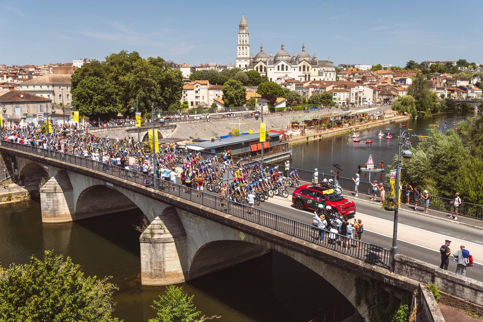 Peloton lors de la 9e étape du Tour de France 2026 entre Malemort et Ussel
