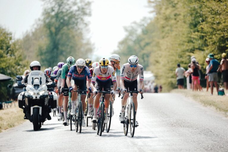 Peloton avant la 13e étape du Tour de France 2026 entre Dole et Belfort