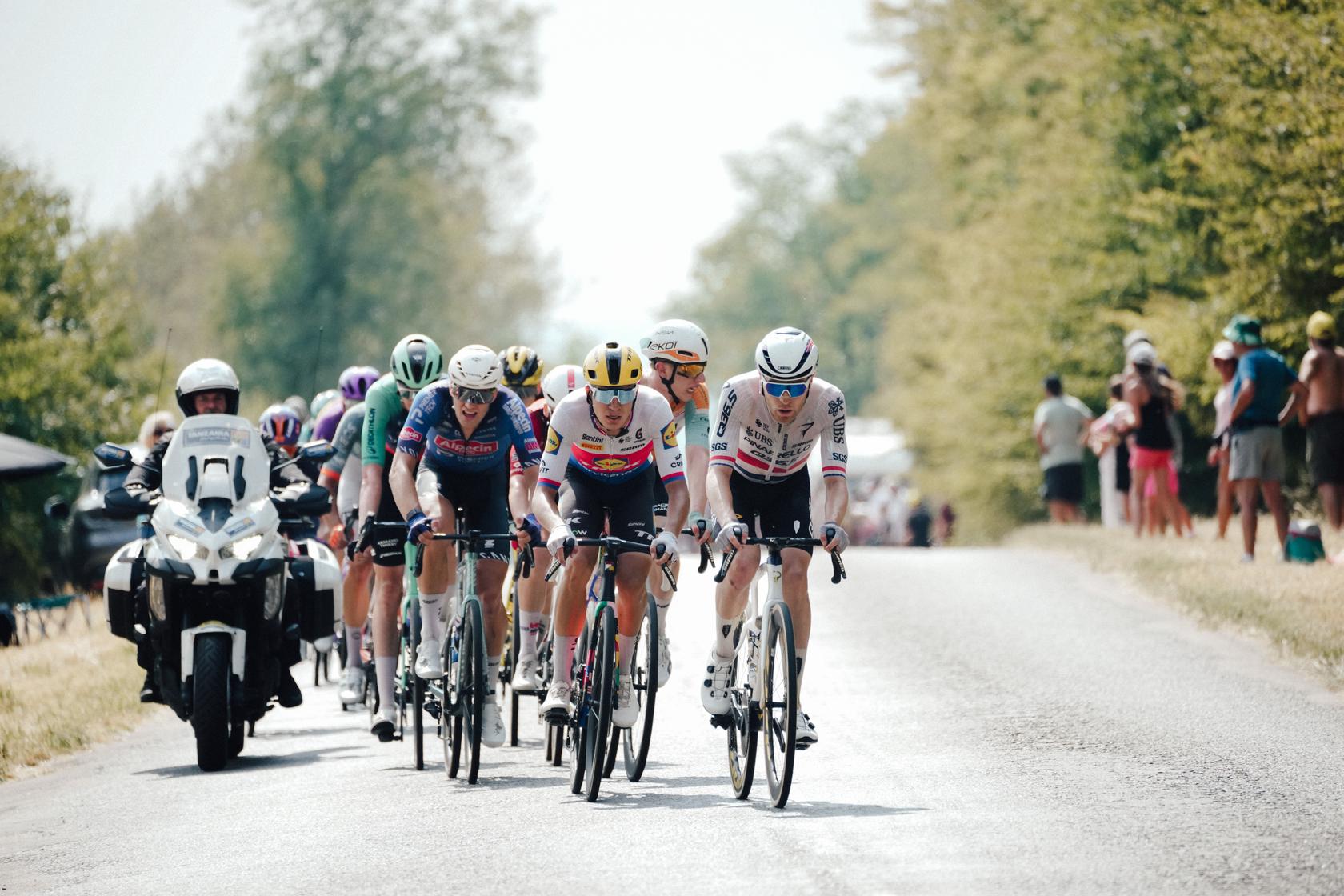Peloton avant la 13e étape du Tour de France 2026 entre Dole et Belfort