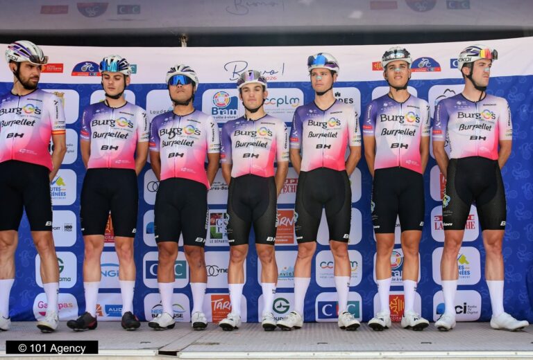Coureurs du Burgos Burpellet BH sur des vélos BH Bikes