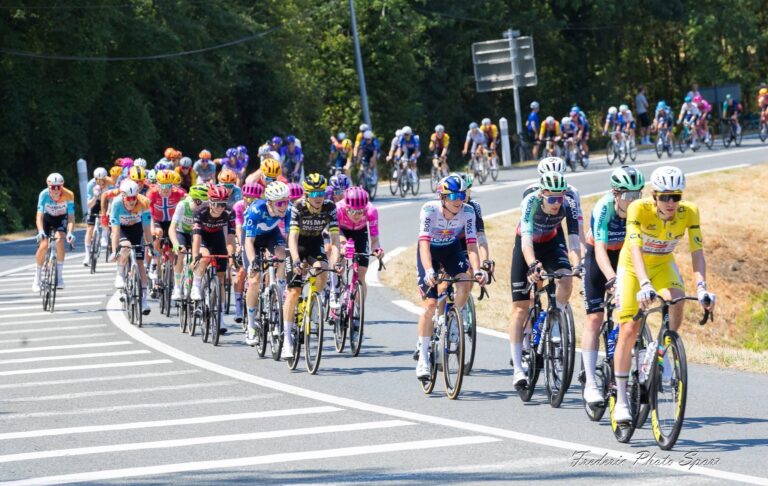 Le peloton du Tour de France en juillet lors d’une étape disputée sous une forte chaleur