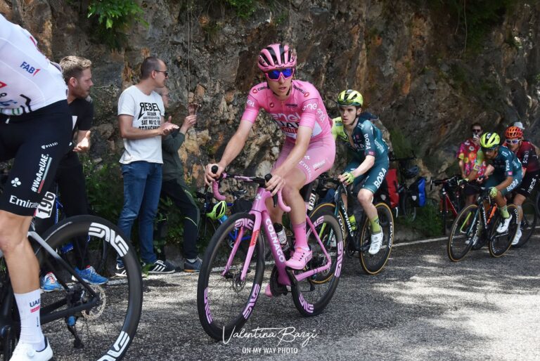 Le Giro d’Italia confronté à la neige sur les cols italiens