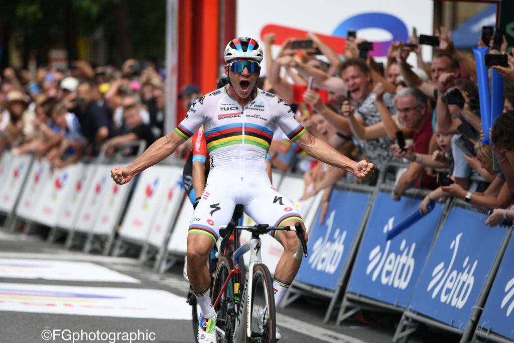 Peloton sur le parcours vallonné de la Clásica San Sebastián