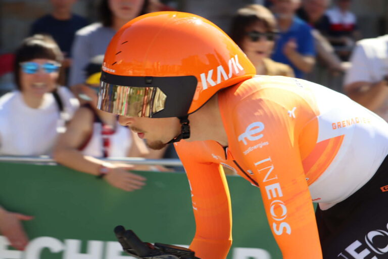 Kevin Vauquelin avec le maillot Netcompany Ineos avant le Tour de France
